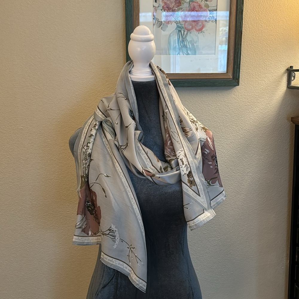 Vince Camuto - J’adore les Fleurs rectangle scarf, Like New - Picture 6 of 7